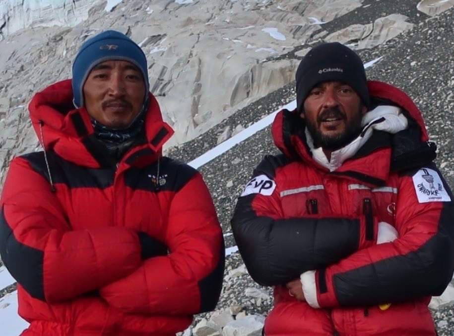 First 2022 Everest member summits - Pedro Queirós and Mingma Sherpa